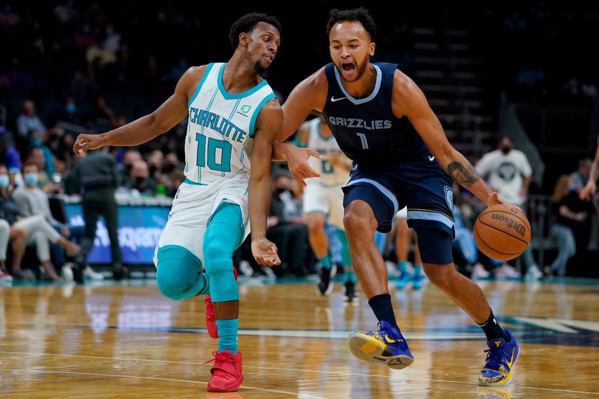 <strong>Memphis Grizzlies forward Kyle Anderson brings the ball past Charlotte&rsquo;s Ish Smith on Oct. 7, 2021, in Charlotte, North Carolina.</strong> (Chris Carlson/AP)