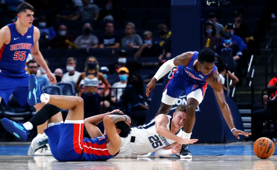 <strong>Grizzlies guard Sam Merrill (25) dives for a loose ball during the Oct. 11 preseason game against the Detroit Pistons.</strong> (Patrick Lantrip/Daily Memphian)