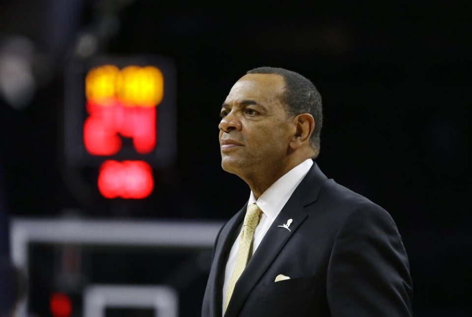<strong>Former Memphis Grizzlies coach Lionel Hollins, the all-time winningest coach in franchise history, will reunite with his former player Bonzi Wells to assist the Magicians</strong>. (AP Photo/Carlos Osorio)