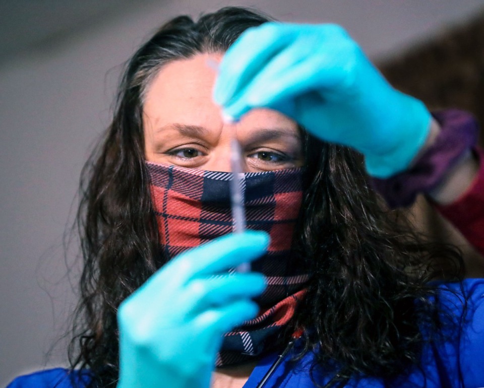 <strong>Jennifer Mohundro draws up a COVID-19 vaccine during a March 19, 2021 home visit.</strong> (Patrick Lantrip/Daily Memphian)