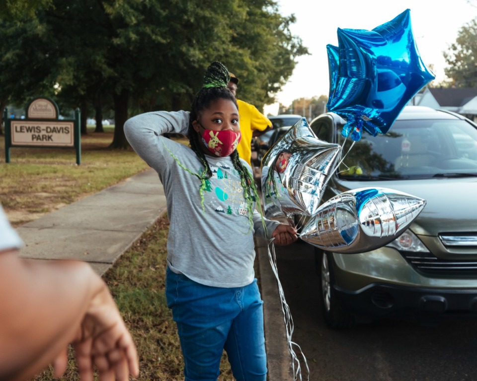 <strong>Keelah J. holds balloons before the vigil of slain USPS employee Demetria Dortch at Lewis-Davis Park in Orange Mound&nbsp;on Oct. 20, 2021.</strong> (Ziggy Mack/Special to The Daily Memphian)