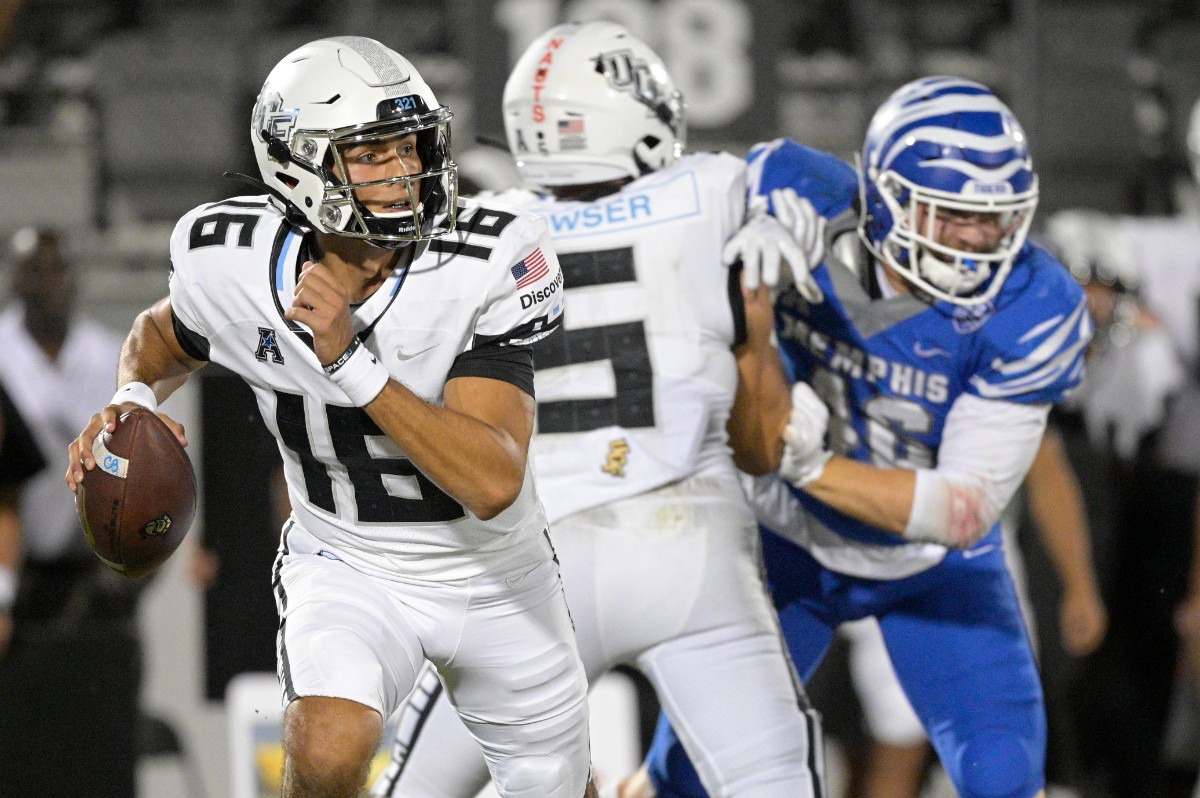 <strong>Central Florida quarterback Mikey Keene (16) scrambles as running back Isaiah Bowser (5) blocks Memphis linebacker Cole Mashburn (46) on Oct. 22, 2021, in Orlando, Florida.</strong> (Phelan M. Ebenhack/Orlando Sentinel via AP)