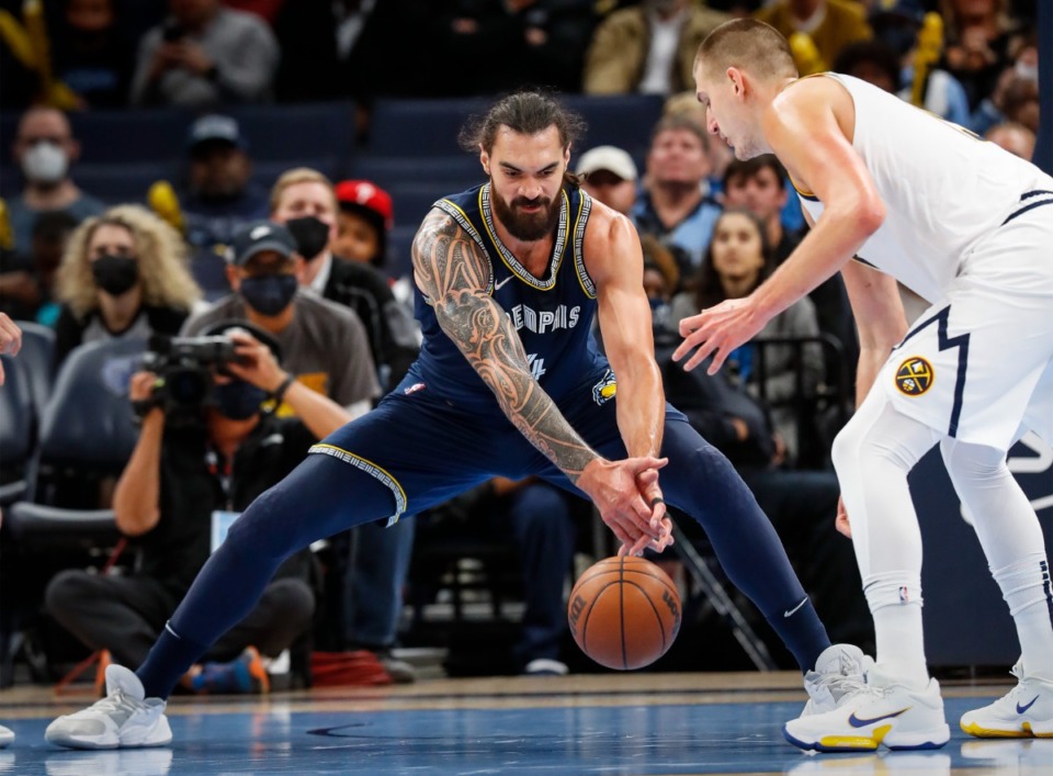 <strong>Memphis Grizzlies defender Steven Adams (left) tries to grab a loose ball in front of Denver Nuggets center Nikola Jokic during action on Wednesday, Nov. 3.</strong> (Mark Weber/Daily Memphian)