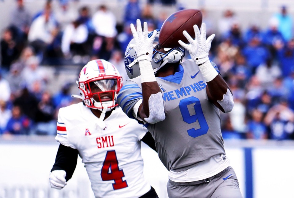 <strong>University of Memphis running back Gabriel Rogers (9) makes a catch during a Nov. 6, 2021 home game against SMU.</strong> (Patrick Lantrip/Daily Memphian)