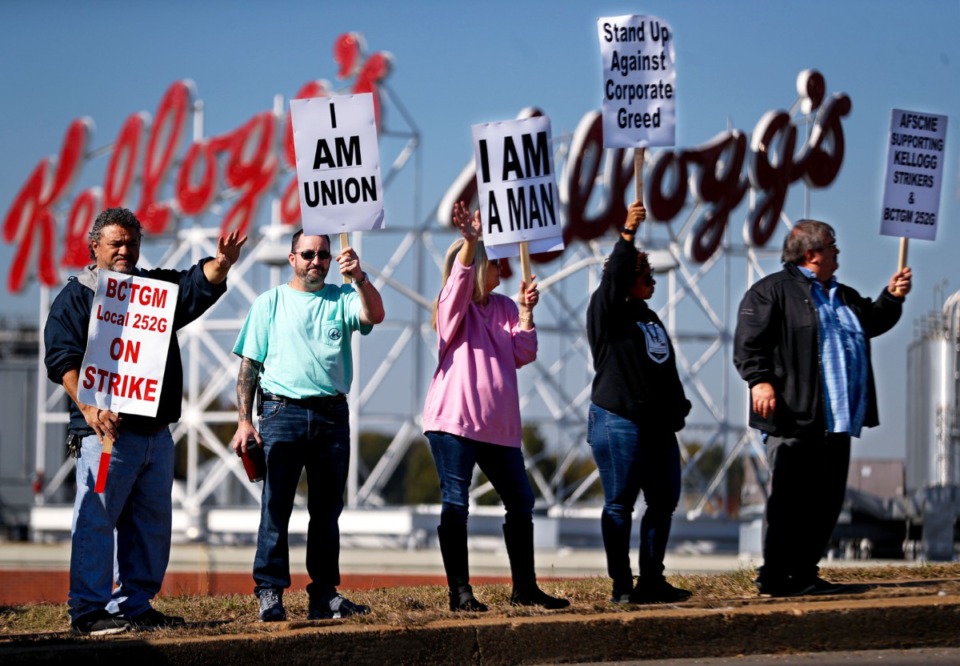 <strong>Workers strike in front of Kellogg's Memphis factory near Airways Boulevard.</strong>&nbsp;(Patrick Lantrip/Daily Memphian)
