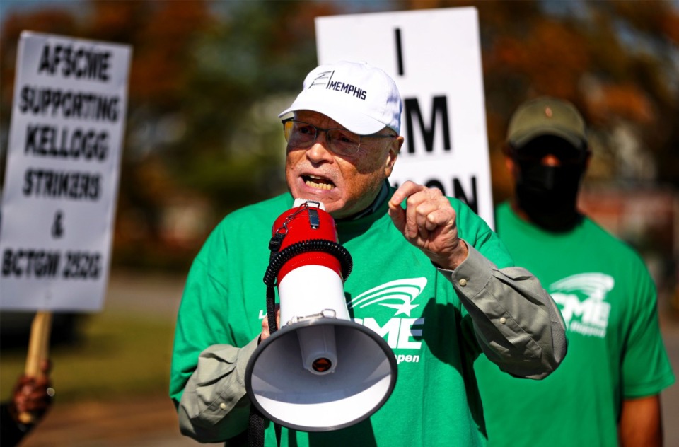 <strong>AFSCME president Lee Saunders joins picketers in Memphis outside of Kellogg's factory Nov. 7, 2021.</strong> (Patrick Lantrip/Daily Memphian)
