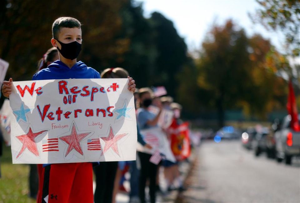 <strong>Cole Savage holds a sign thanking a caravan of veterans who were visiting Dogwood Elementary for Veterans Day in 2020.</strong>&nbsp;(Patrick Lantrip/Daily Memphian)