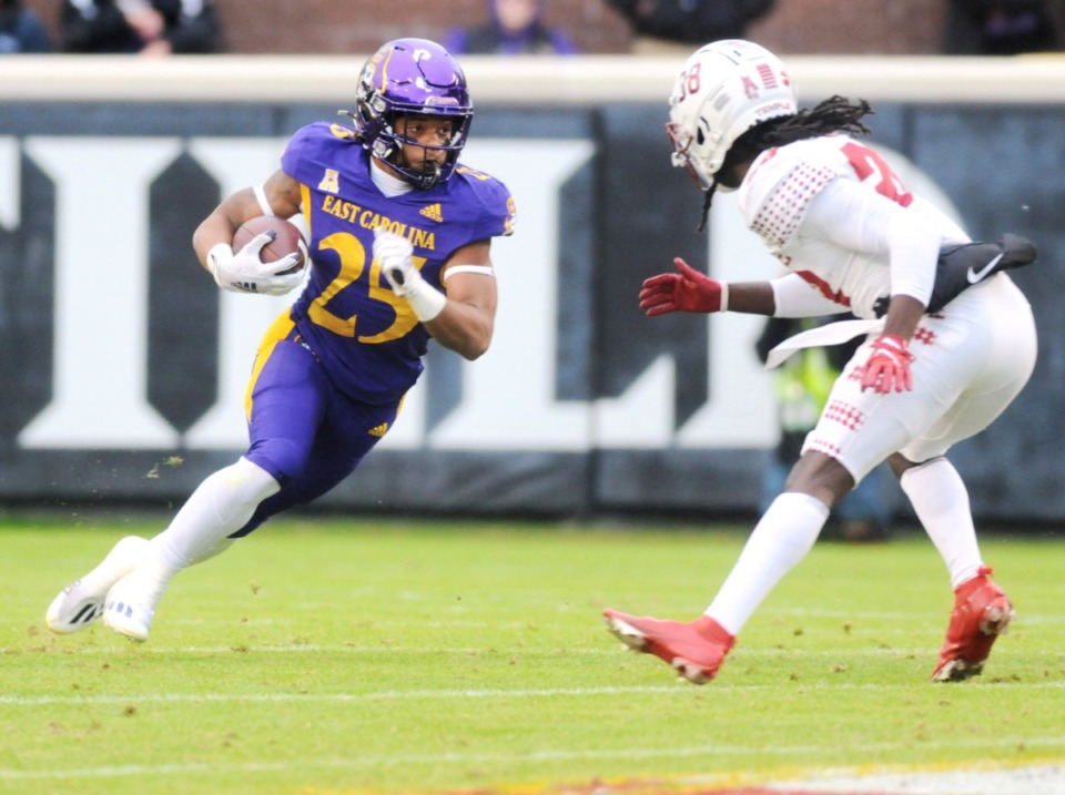 <strong>East Carolina's Keaton Mitchell (25) runs the ball against Temple on Nov. 6.&nbsp;ECU won, 45-3, but snapped a 16-game streak for the ECU defense of forcing at least one turnover.&nbsp;</strong>(AP file)
