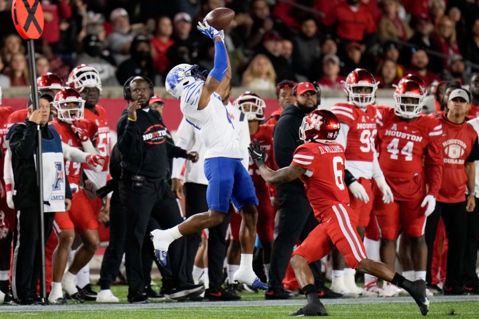 <strong>Memphis wide receiver Calvin Austin III, left, catches a pass as Houston cornerback Damarion Williams (6) defends</strong>&nbsp;<strong>on Friday, Nov. 19, 2021, in Houston.</strong> (Eric Christian Smith/AP)