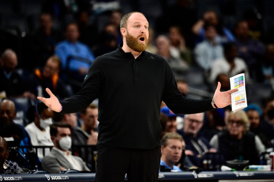 <strong>Grizzlies head coach Taylor Jenkins expresses dismay in the game against the Oklahoma City Thunder</strong>&nbsp;<strong>on Dec. 2, 2021, at FedExForum.</strong> (Brandon Dill/AP)