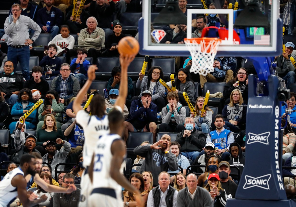 <strong>Grizzlies fans shout as a Dallas player makes a free throw on Wednesday, Dec. 8, 2021.</strong> (Mark Weber/The Daily Memphian)