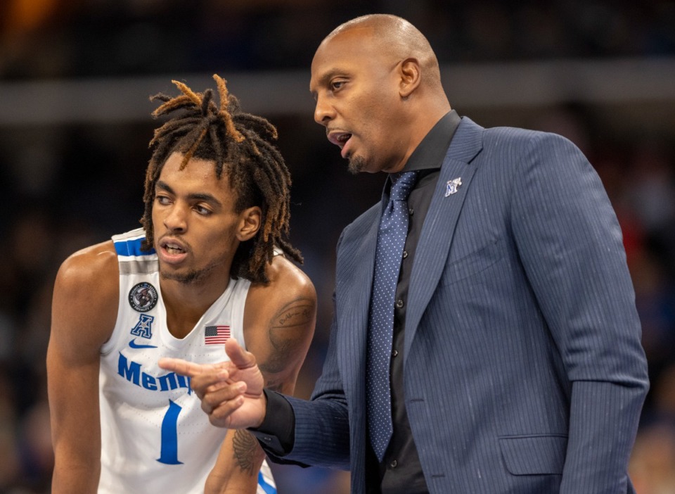 <strong>Coach Penny Hardaway talks to Emoni Bates late in the second half as the Tigers struggle to gain control over rebounds at FedExForum on Dec. 10 against Murray State. Memphis lost their fourth straight.</strong> (Greg Campbell/ Special to The Daily Memphian)