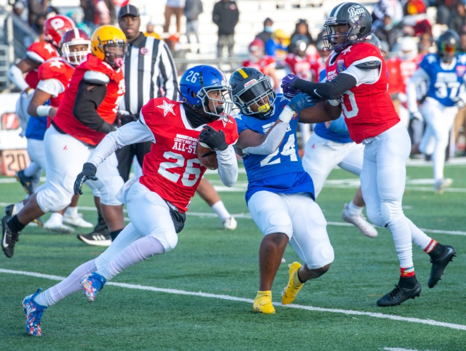 <strong>Red team running back Hunter Barnes from MUS moves around the end to gain yards during the AutoZone Liberty Bowl high school allstar game, Saturday, Dec. 11, 2021 at Stokes Stadium on the campus of MUS.</strong> (Greg Campbell/Special to The Daily Memphian)