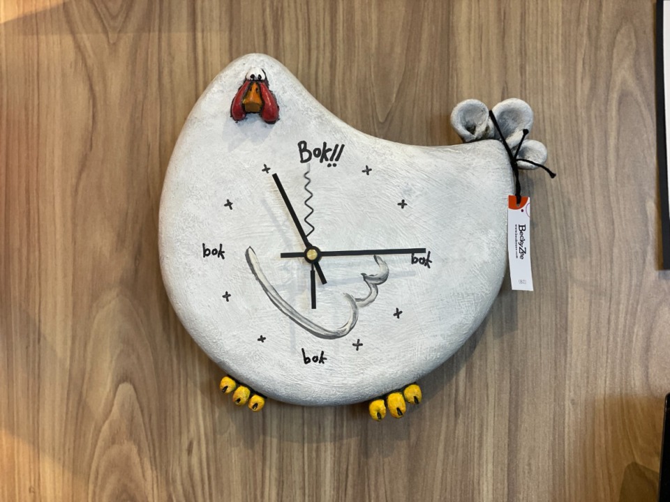 <strong>A chicken wall clock by Becky Zee at Winter Arts.</strong>&nbsp;(Jennifer Biggs/Daily Memphian)