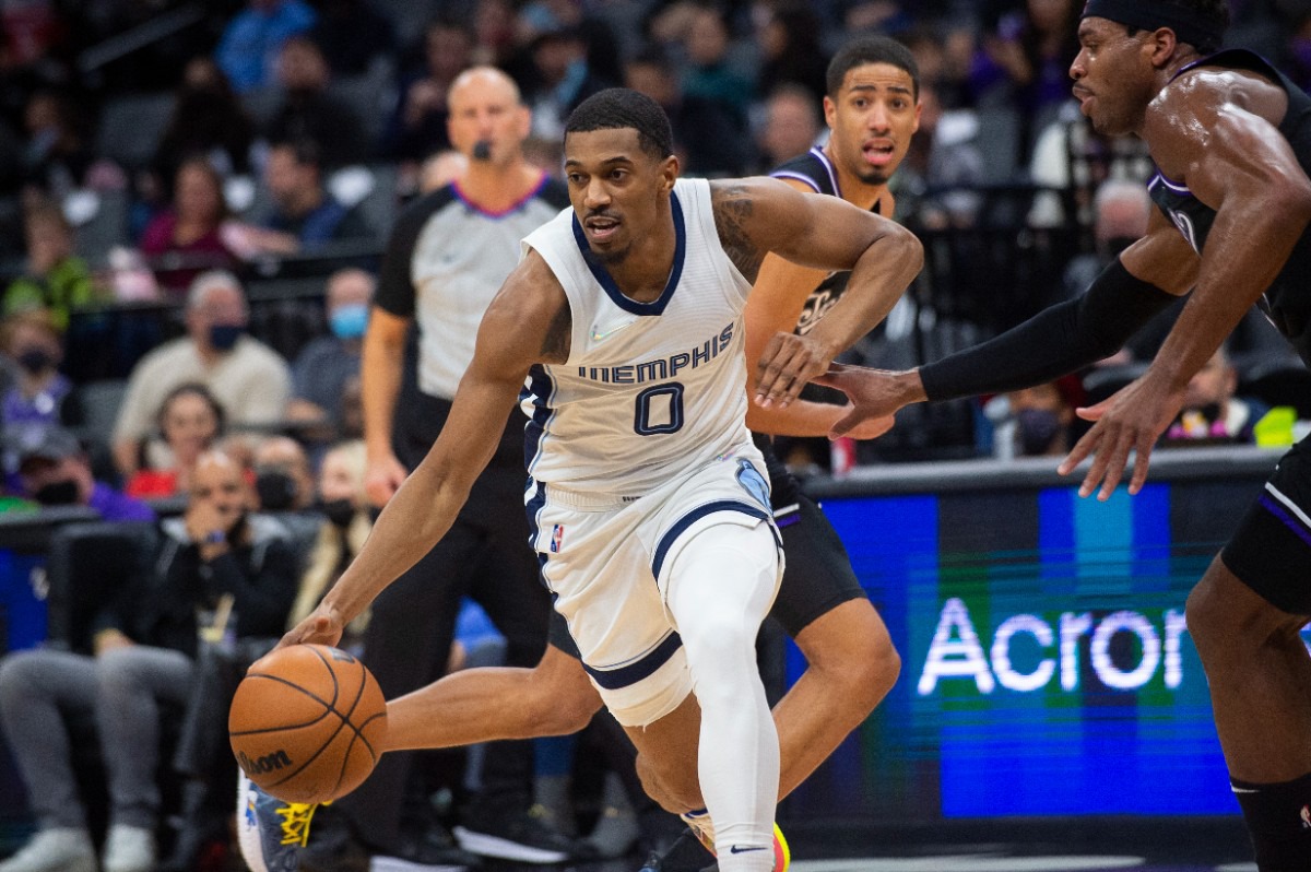 <strong>guard De'Anthony Melton (0) dribbles the ball upcourt against the Sacramento Kings in Sacramento, California, on Dec. 17, 2021.</strong> (Randall Benton/AP)