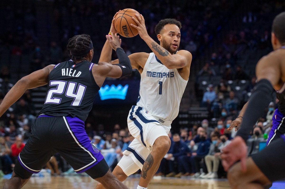 <strong>Grizzlies forward Kyle Anderson (1) drives past Sacramento Kings guard Buddy Hield (24) in Sacramento, California, on Dec. 17, 2021.</strong> (Randall Benton/AP)