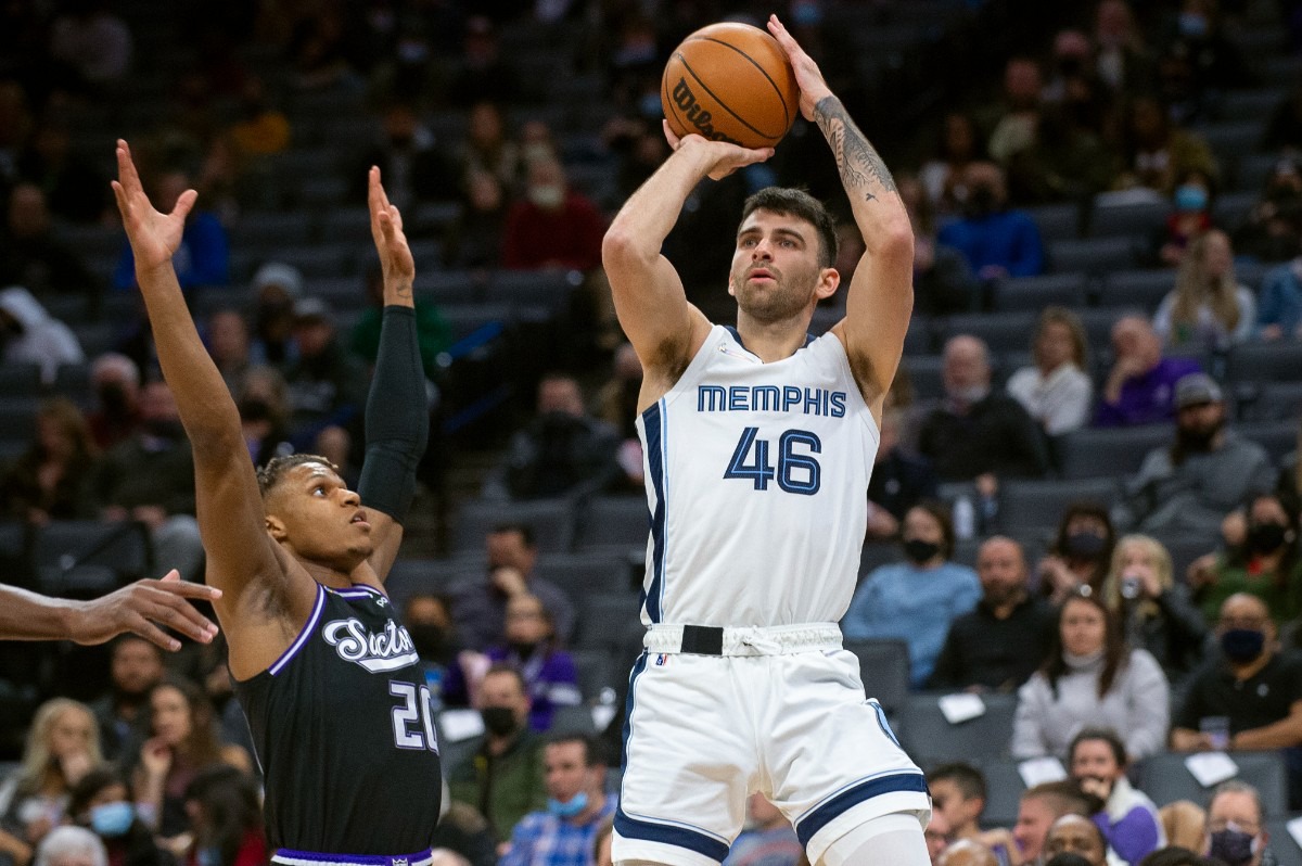 <strong>Grizzlies guard John Konchar (46) shoots over Sacramento Kings guard Jahmi'us Ramsey (20) in Sacramento, California, on Dec. 17, 2021.</strong> (Randall Benton/AP)