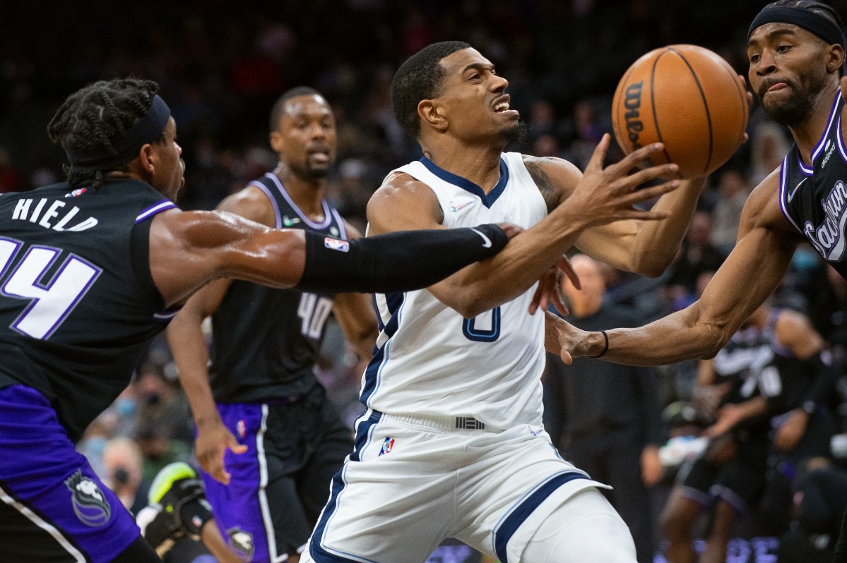 <strong>Grizzlies guard De'Anthony Melton (0) drives to the basket as Sacramento Kings guard Buddy Hield (24) defends in Sacramento, California, on Dec. 17, 2021.</strong> (Randall Benton/AP)