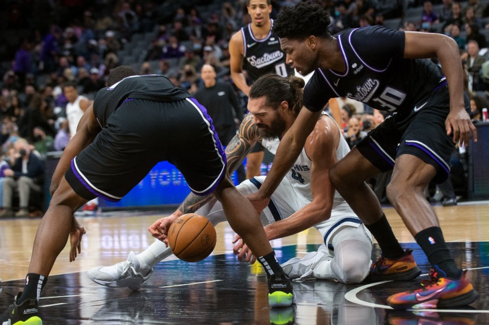<strong>Grizzlies center Steven Adams (4) and Sacramento Kings center Damian Jones (30) scramble for the ball in Sacramento, California, on Dec. 17, 2021.</strong> (Randall Benton/AP)