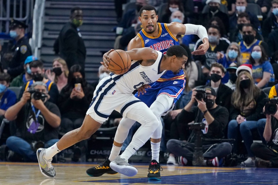 <strong>Memphis Grizzlies guard De'Anthony Melton, foreground, drives to the basket against Golden State Warriors forward Otto Porter Jr. on Dec. 23, 2021.</strong> (Jeff Chiu/AP file)