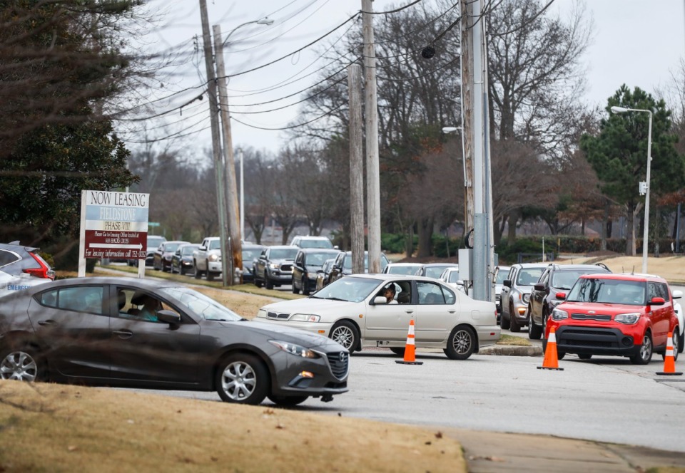 <strong>Cars line up on Hacks Cross Road. as they wait for COVID-19 testing at Poplar Health on Monday, Dec. 27, 2021.</strong> (Mark Weber/The Daily Memphian)