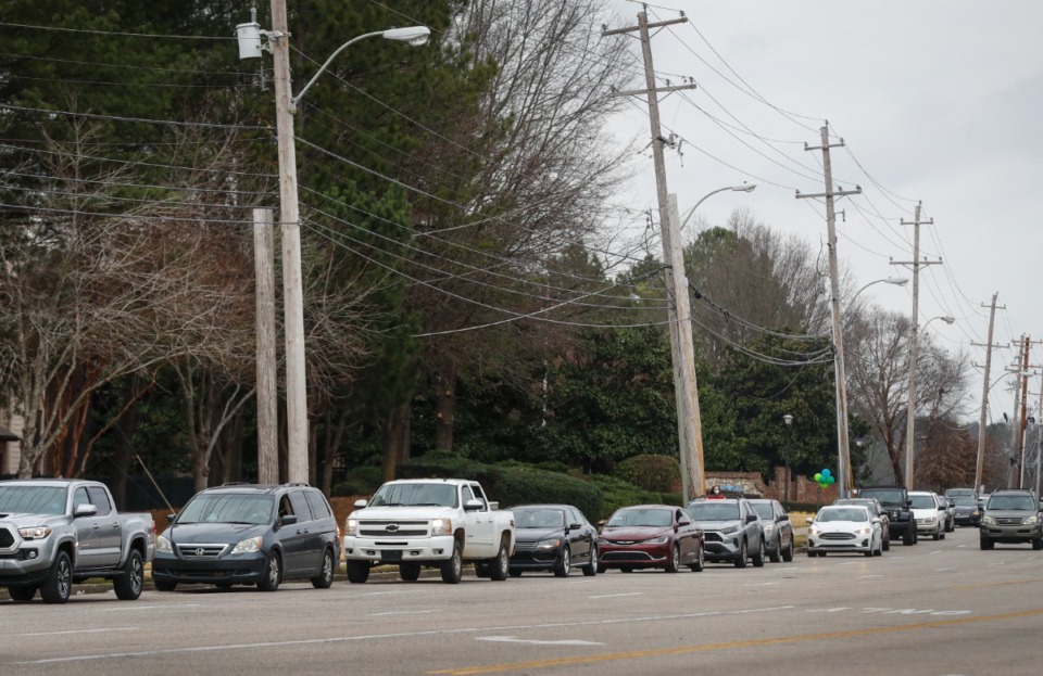 <strong>Cars line up on Hacks Cross Road as people wait for COVID-19 testing at Poplar Healthcare on Monday, Dec. 27, 2021.</strong> (Mark Weber/The Daily Memphian)