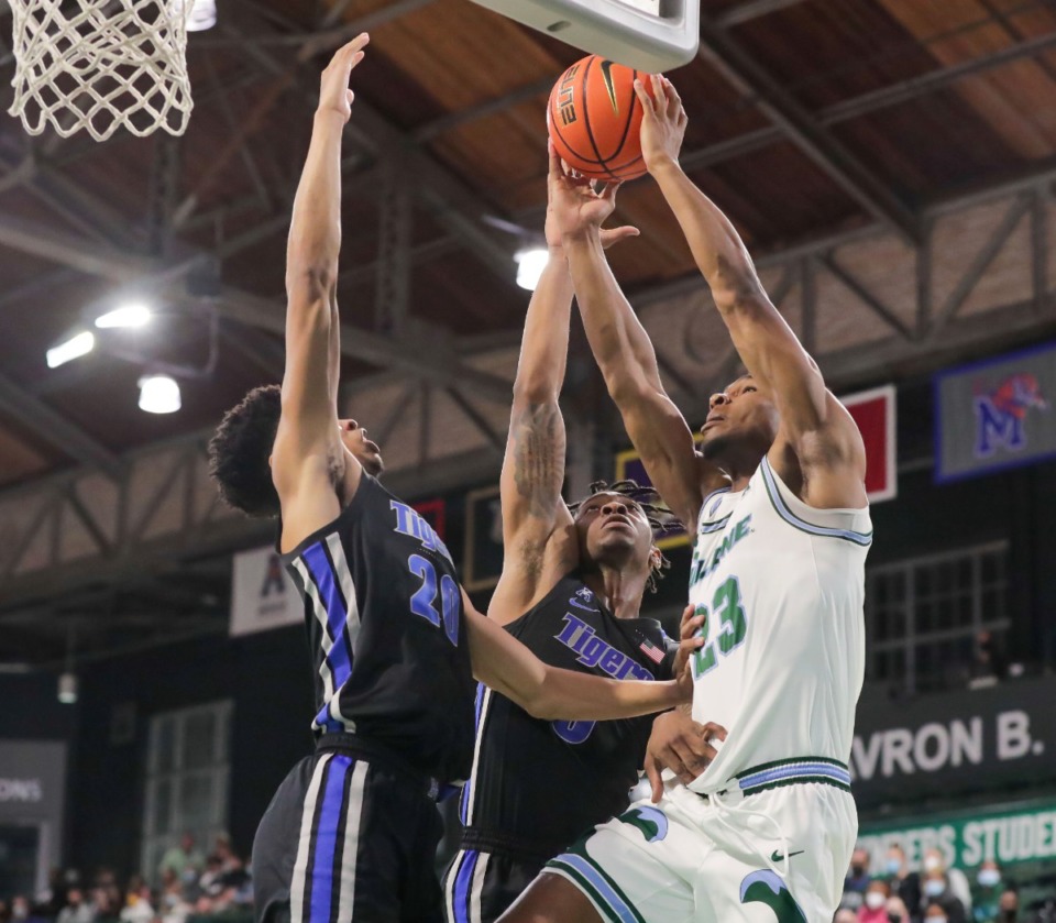 <strong>Tulane guard R.J. McGee (23) drives to the basket as Memphis forward Josh Minott (20) and guard Earl Timberlake (0) defend on Dec. 29, 2021.</strong> (David Grunfeld/The Times-Picayune/The New Orleans Advocate via AP)