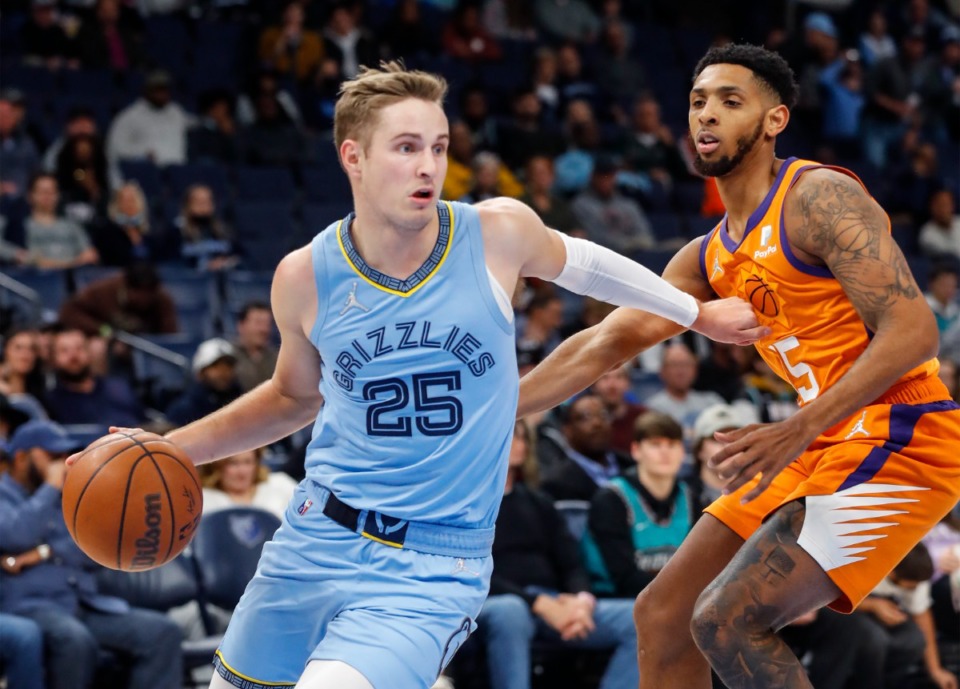 <strong>Cameron Payne (right, defending Memphis Grizzlies guard Sam Merrill Nov 12, 2021 at FedExForum) is a 2013 Lausanne grad who now plays for the Phoenix Suns.</strong> (Mark Weber/The Daily Memphian)