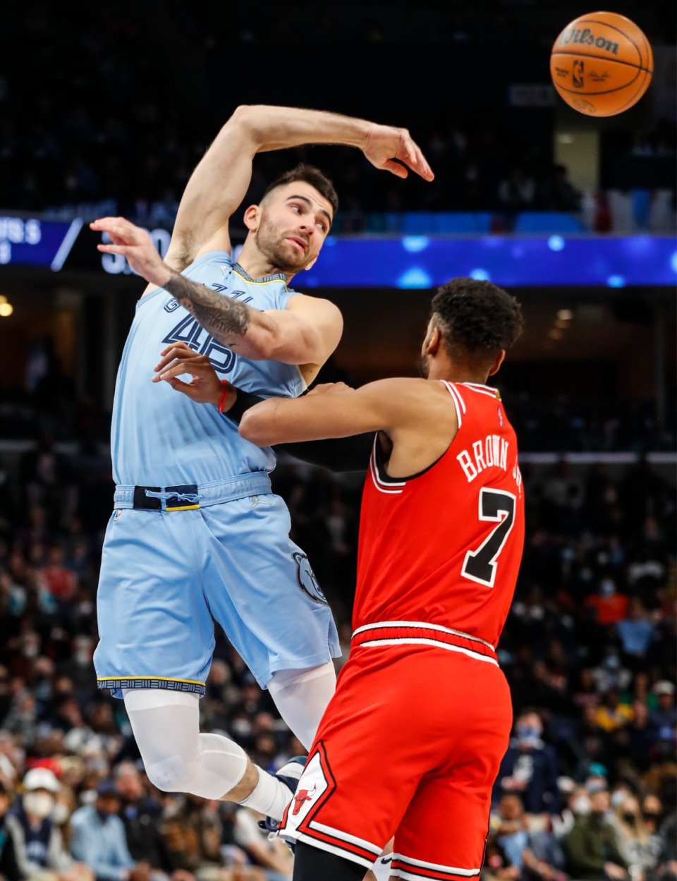 <strong>Memphis Grizzlies guard John Konchar (left) makes a pass over Chicago Bulls defender Troy Brown Jr. (right) during action on Monday, Jan. 17, 2022.</strong> (Mark Weber/The Daily Memphian)