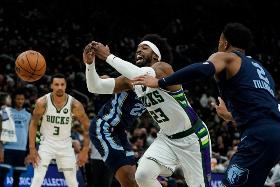 <strong>Milwaukee&rsquo;s Wesley Matthews loses the ball between Grizzlies Jarrett Culver and Xavier Tillman on Jan. 19, 2022, in Milwaukee.</strong> (Morry Gash/AP)