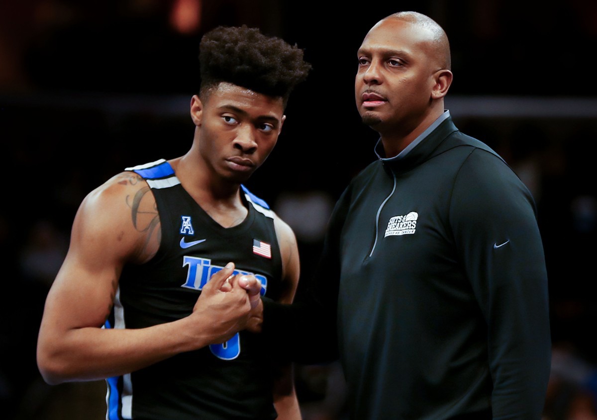 <strong>University of Memphis head coach Penny Hardaway shakes hands with guard Earl Timberlake (0) during the Jan. 27 game against ECU.</strong> (Patrick Lantrip/Daily Memphian)