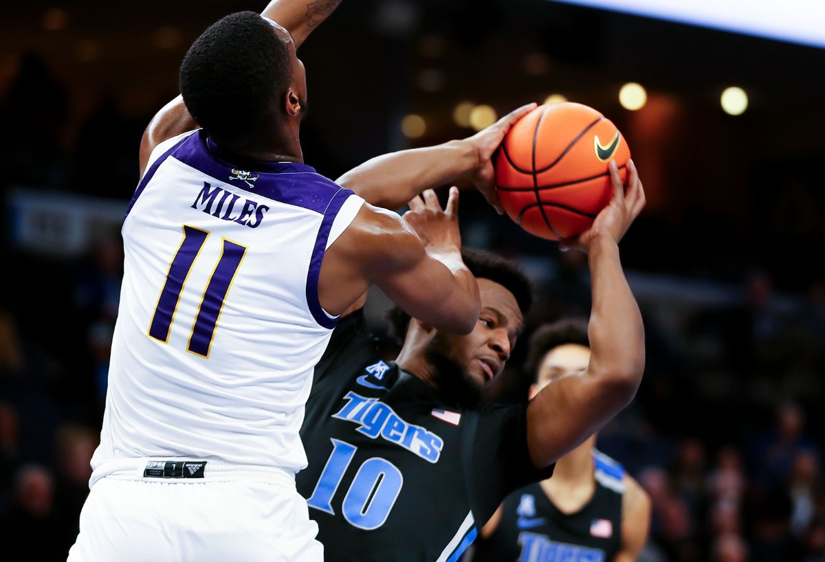 <strong>University of Memphis guard Alex Lomax (10) drives the lane against ECU on Jan. 27.</strong> (Patrick Lantrip/Daily Memphian)