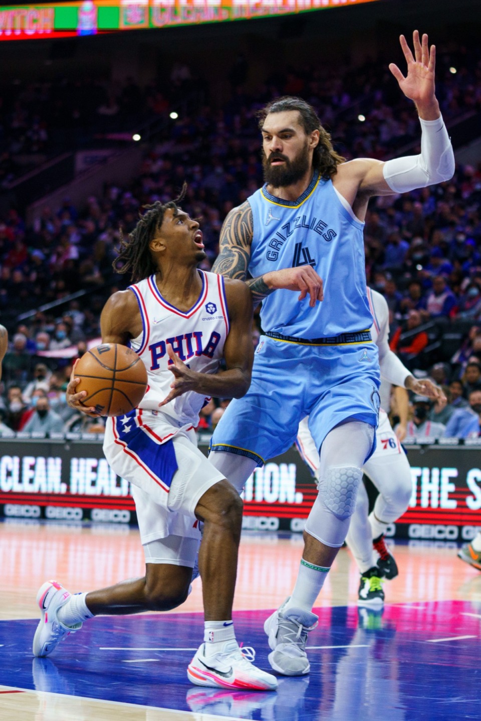<strong>Philadelphia&rsquo;s Tyrese Maxey, left, drives to the basket against Memphis Grizzlies' Steven Adams, right, on Jan. 31, 2022, in Philadelphia.</strong> (Chris Szagola/AP)