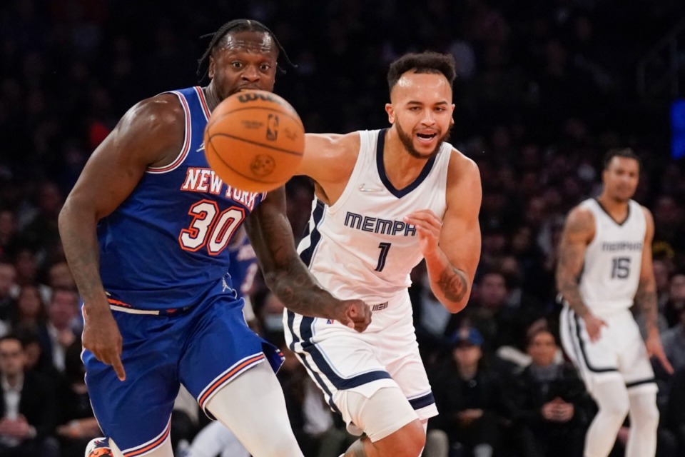 <strong>New York's Julius Randle, left, and Memphis Grizzlies' Kyle Anderson (1) chase a loose ball on Feb. 2, 2022, in New York.</strong> (Seth Wenig/AP)