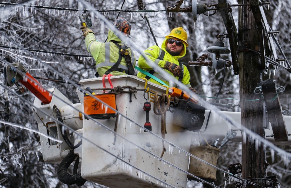 <strong>Crews work to restore power to the Central Garden neighborhood in Midtown, Friday, Feb. 4, 2022.</strong> (Patrick Lantrip/Daily Memphian)