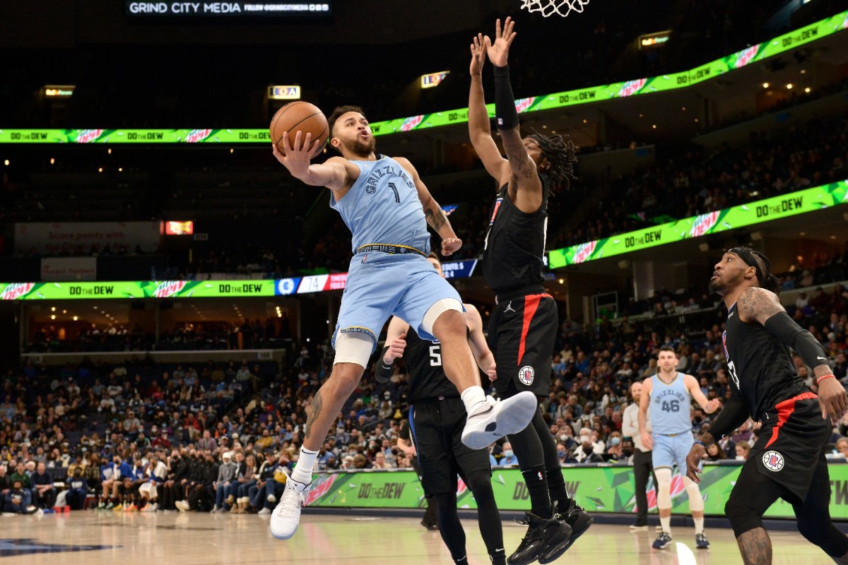 <strong>Memphis Grizzlies forward Kyle Anderson (1) shoots against Los Angeles Clippers guard Terance Mann on Feb. 8, 2022.</strong> (Brandon Dill/AP)