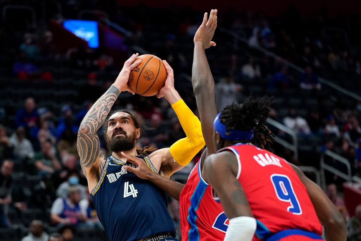 <strong>Grizzlies center Steven Adams (4) shoots over Detroit Pistons center Isaiah Stewart&nbsp;on Feb. 10, 2022, in Detroit.</strong> (Paul Sancya/AP)