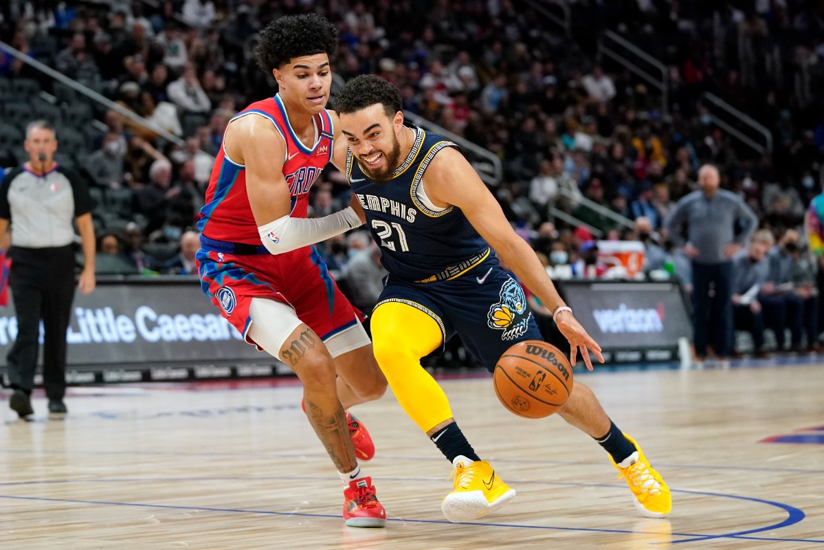 <strong>Grizzlies guard Tyus Jones (21) drives past Detroit Pistons guard Killian Hayes (7) on Feb. 10, 2022, in Detroit.</strong> (Paul Sancya/AP)