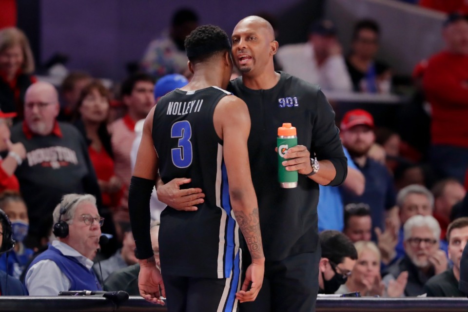 <strong>Memphis head coach Penny Hardaway, right, talks with guard Landers Nolley II (3) during the second half of an NCAA college basketball game against Houston Saturday, Feb. 12, 2022, in Houston.</strong> (AP Photo/Michael Wyke)
