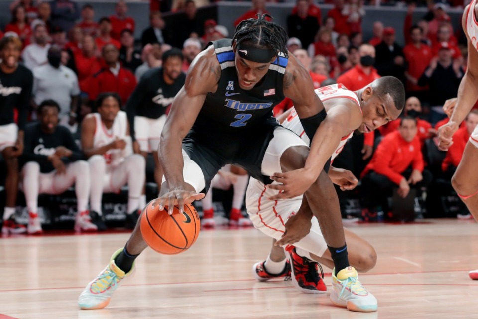 <strong>Memphis center Jalen Duren (2) recovers a loose ball as Houston forward Fabian White Jr., right, tries reaching in during the first half of an NCAA college basketball game Saturday, Feb. 12, 2022, in Houston.</strong> (AP Photo/Michael Wyke)