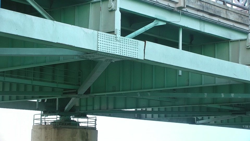 <strong>The fractured tie girder on the I-40 Hernando DeSoto Bridge was visible May 11 when the bridge was shut down to traffic. It reopened Aug. 2.</strong>&nbsp;(Arkansas Department of Transportation)