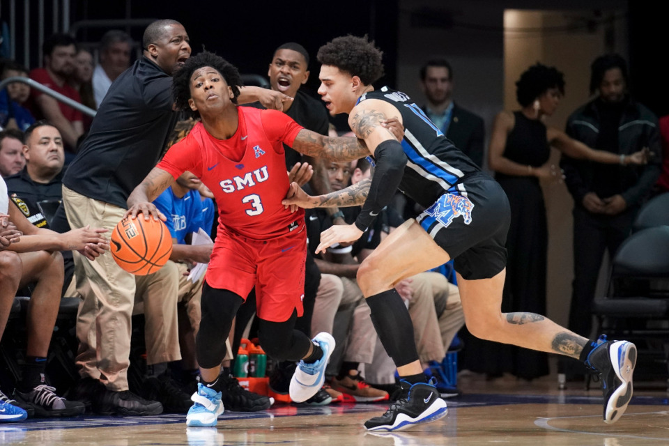<strong>SMU guard Kendric Davis (3) works against Memphis guard Lester Quinones (11) in the first half of an NCAA college basketball game in Dallas, Sunday, Feb. 20, 2022.</strong> (AP Photo/Tony Gutierrez)