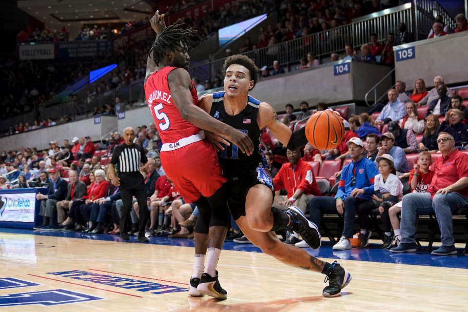 <strong>SMU guard Emmanuel Bandoumel (5) defends as Memphis Tigers guard Lester Quinones works to the basket in the first half of an NCAA college basketball game in Dallas, Sunday, Feb. 20, 2022.</strong> (AP Photo/Tony Gutierrez)