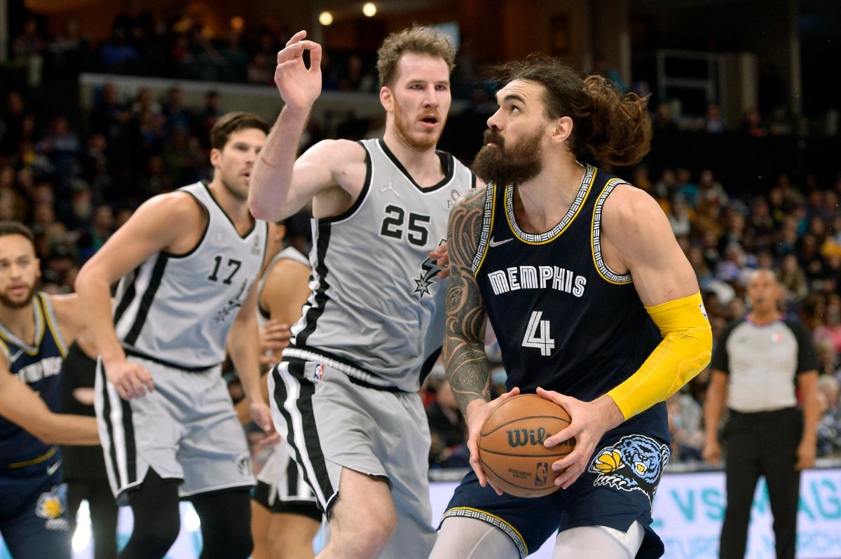 <strong>Memphis Grizzlies center Steven Adams (4) looks to shoot against San Antonio Spurs center Jakob Poeltl (25) on Feb. 28, 2022, at FedExForum.</strong> (Brandon Dill/AP)