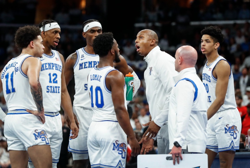 <strong>Memphis head coach Penny Hardaway (middle) talks to his players during break in action against Houston on Sunday, March 6, 2022.</strong> (Mark Weber/The Daily Memphian)