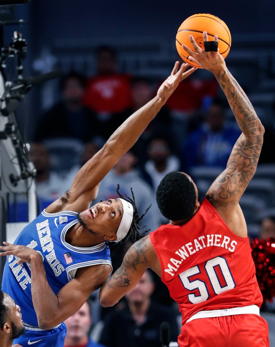 <strong>Tigers defender DeAndre Williams (left) battles SMU forward Marcus Weathers (right) for a rebound during action on Saturday, March 12, 2022 in Fort Worth, Texas.</strong> (Mark Weber/The Daily Memphian)