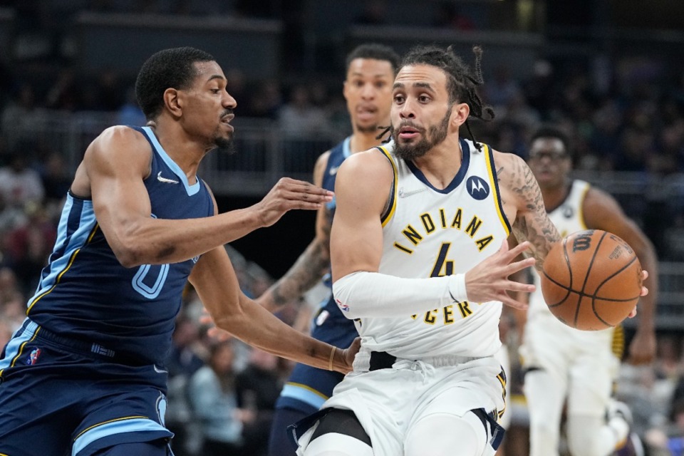 <strong>Memphis Grizzlies' De'Anthony Melton (0) guards Indiana&rsquo;s Duane Washington Jr. (4) on March 15, 2022, in Indianapolis.</strong> (Darron Cummings/AP)