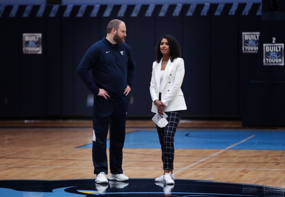 <strong>ESPN reporter Malika Andrews talks with Memphis Grizzlies head coach Taylor Jenkins during a March 22, 2022 practice at FedExForum.</strong> (Patrick Lantrip/Daily Memphian)