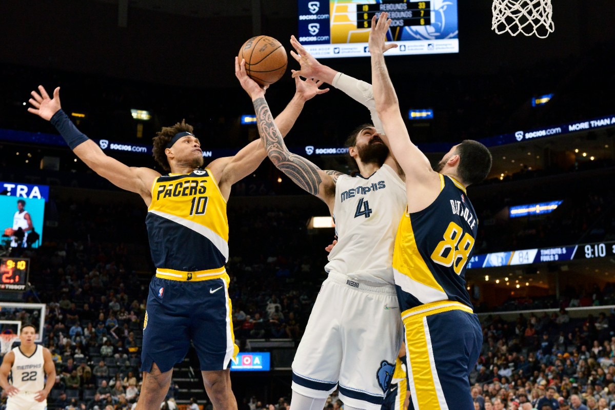 <strong>Memphis Grizzlies center Steven Adams (4) shoots against Indiana Pacers center Goga Bitadze (88) and forward Justin Anderson (10)&nbsp;on March 24, 2022, at FedExForum.</strong> (Brandon Dill/AP)