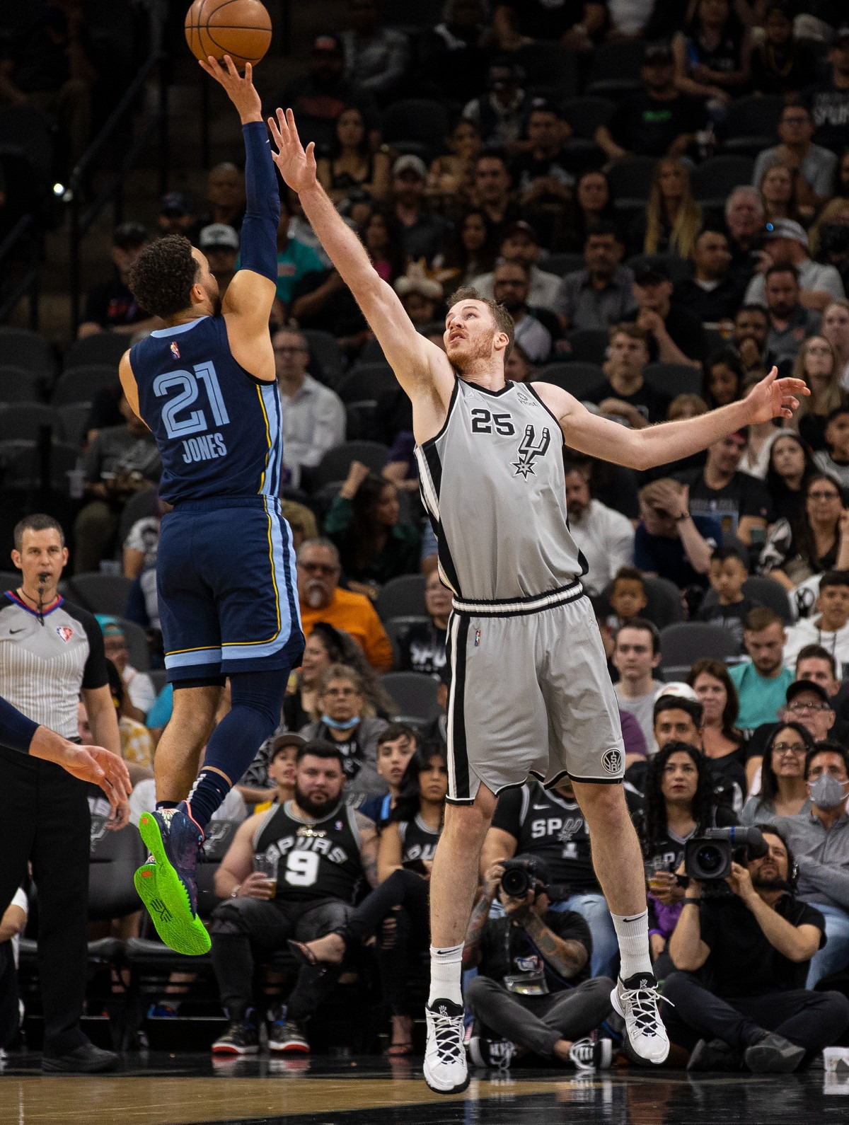 <strong>San Antonio Spurs center Jakob Poeltl (25) defends against a shot by Memphis Grizzlies guard Tyus Jones (21) on March 30, 2022, in San Antonio.</strong> (Nick Wagner/AP)